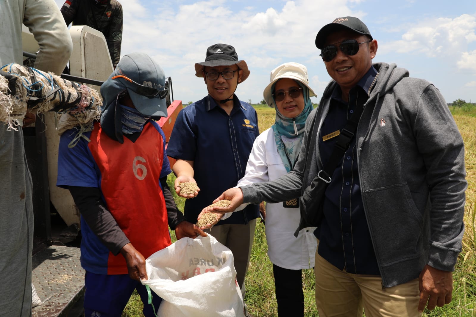 Kadis TPHP Prov. Kalteng bersama Kepala Kanwil DjPb Prov. Kalteng Kunjungi Lahan Cetak Sawah