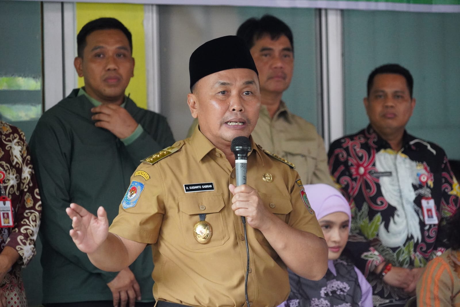 Warga Kelurahan Puruk Cahu Seberang, Antusias Sambut Kedatangan Gubernur Sugianto Sabran Buka Pasar Murah