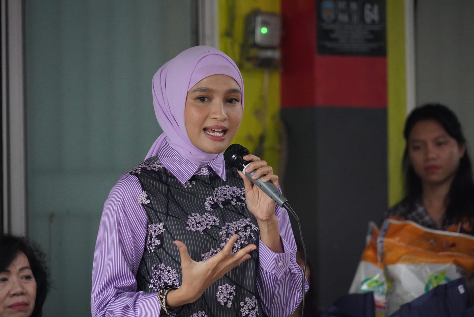 Warga Kelurahan Puruk Cahu Seberang, Antusias Sambut Kedatangan Gubernur Sugianto Sabran Buka Pasar Murah
