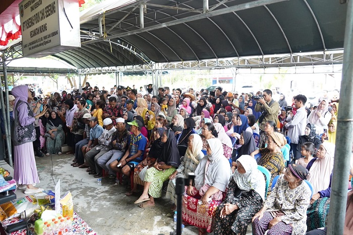 Warga Kelurahan Puruk Cahu Seberang, Antusias Sambut Kedatangan Gubernur Sugianto Sabran Buka Pasar Murah