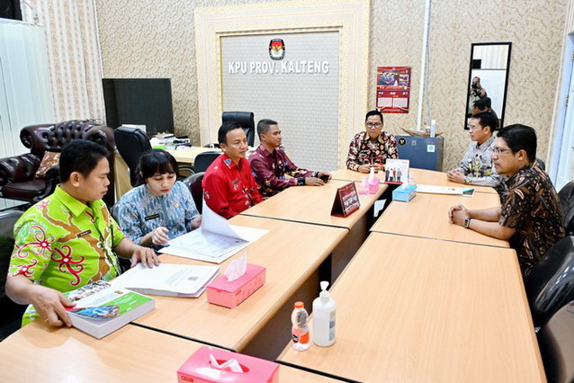 Jelang Pilkada, Bappedalitbang Sampaikan Dokumen Rancangan Teknokratik RPJMD Prov. Kalteng 2025-2029 kepada KPU Prov. Kalteng