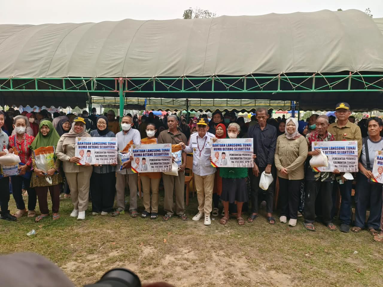 Gubernur Agustiar Sabran Salurkan Bantuan dan Dengarkan Aspirasi Warga Desa Karang Mulya   