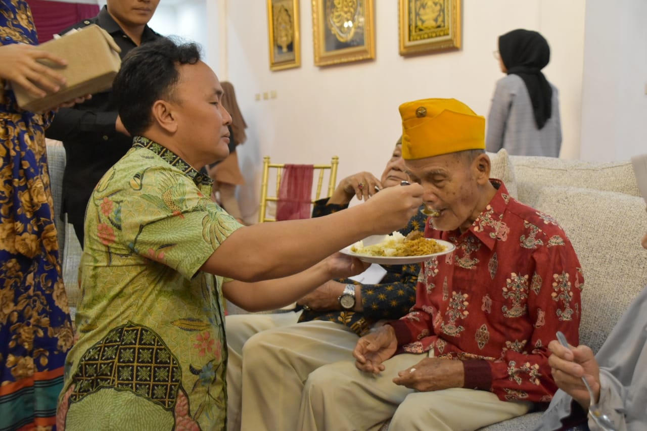 Gubernur Bantu Veteran Sebuah Rumah dan Biaya Pendidikan Anak Cucu