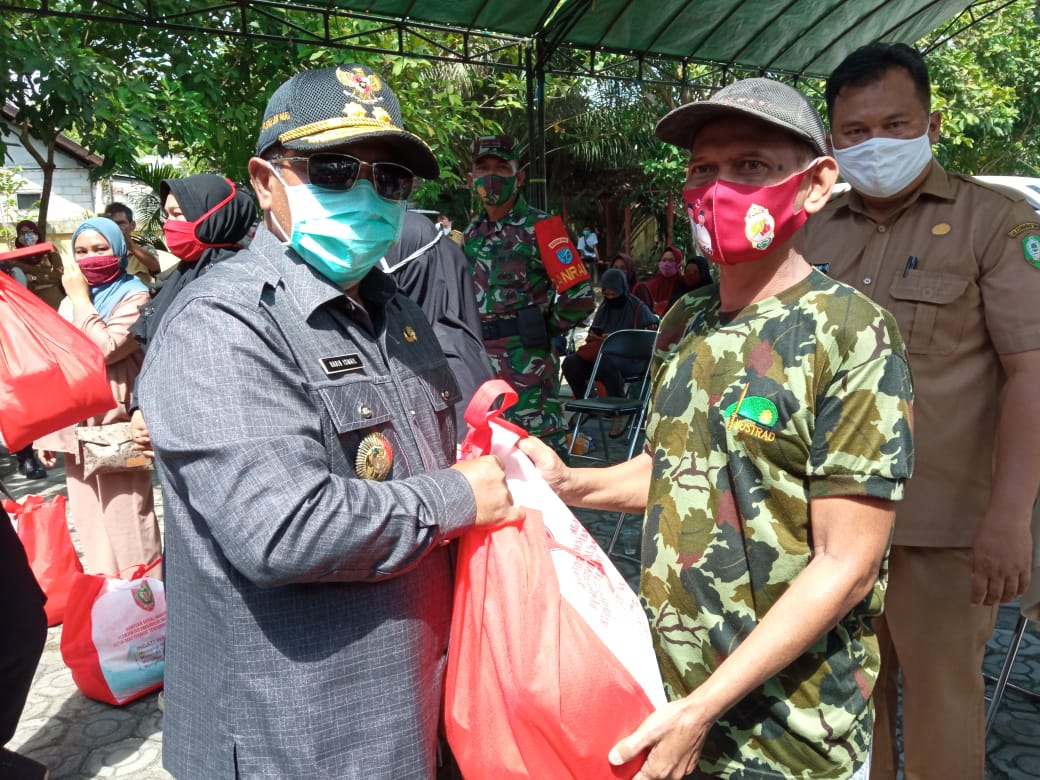 Plt. Gubernur Kalteng Melakukan Monitoring Penyaluran Bantuan Sosial Pemprov Kalteng Tahap II di Kelurahan Baamang Tengah, Kab. Kotawaringin Timur