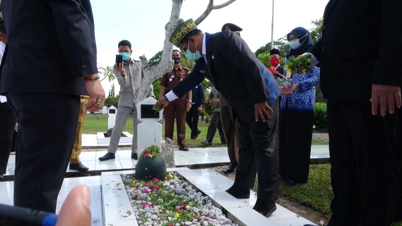 Plt. Gubernur Kalteng Hadiri Upacara Ziarah dan Tabur Bunga Hari Pahlawan 10 November di TMP Sanaman Lampang, Palangka Raya