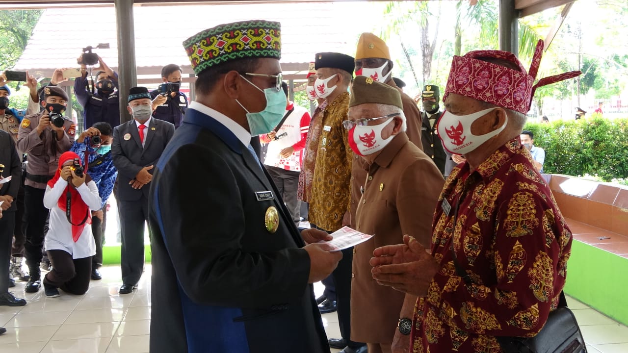 Plt. Gubernur Kalteng Hadiri Upacara Ziarah dan Tabur Bunga Hari Pahlawan 10 November di TMP Sanaman Lampang, Palangka Raya