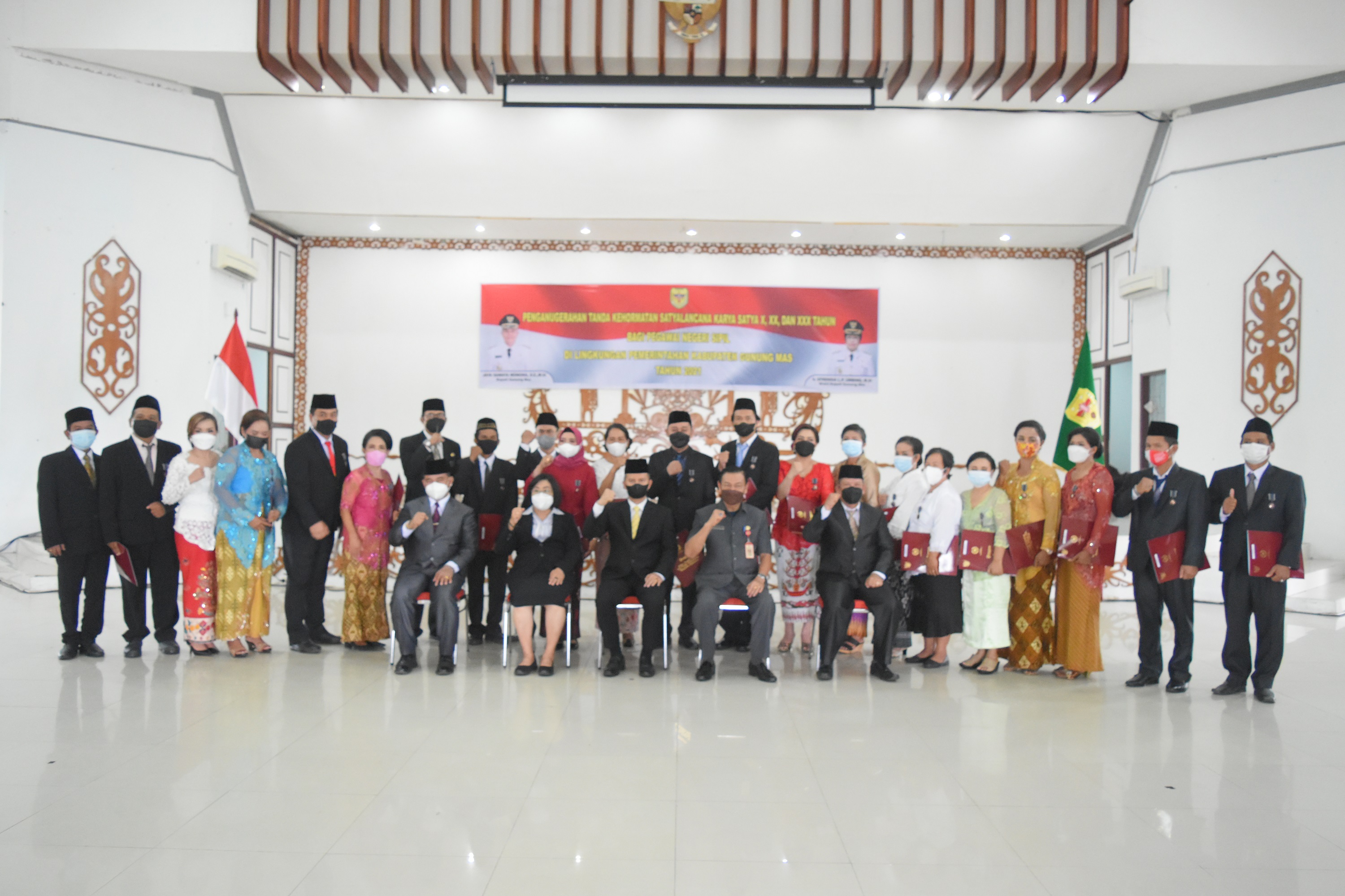 Bupati Jaya Samaya Monong Sematkan Penghargaan SatyaLancana