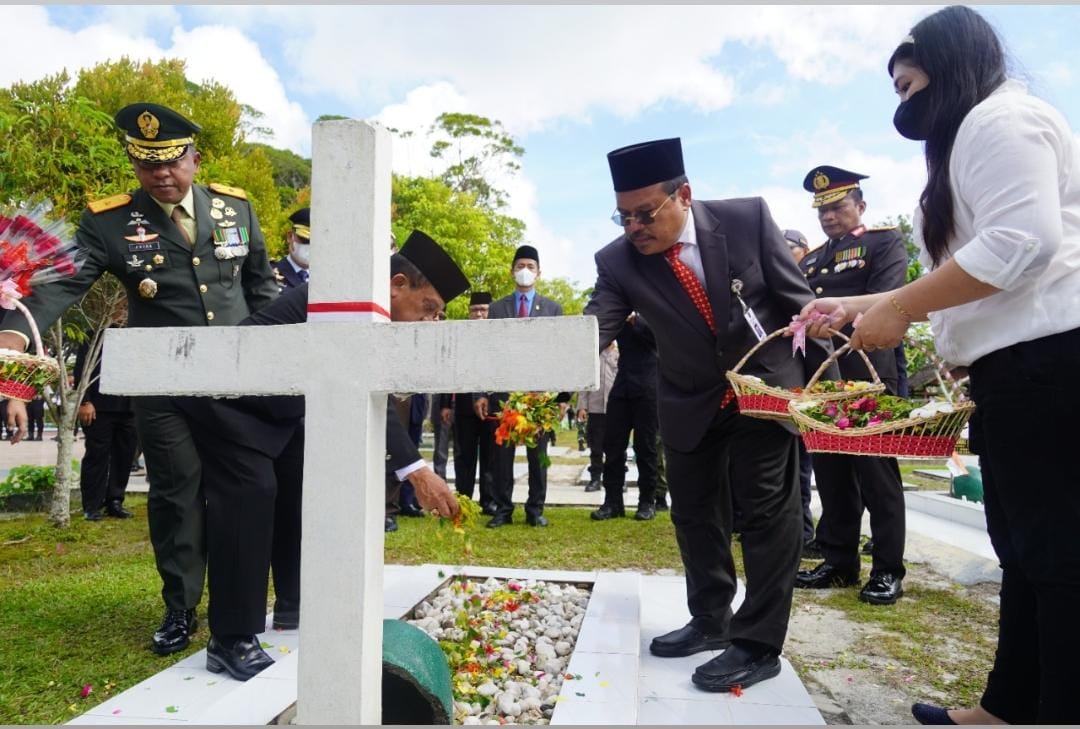 Peringati Hari Pahlawan, Sekda Nuryakin Ikuti Upacara Ziarah dan Tabur Bunga
