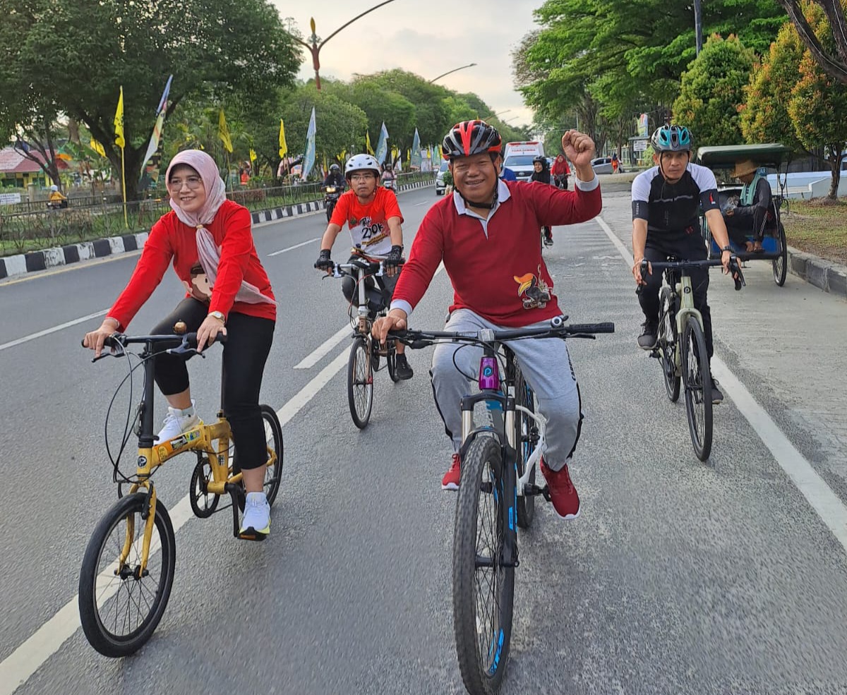 Sekretaris DPRD H. Pajarudinnoor Hadiri Bersepeda Gembira, Upacara Ziarah dan Tabur Bunga Peringati Hari Pahlawan dan Jelang UCI MTB