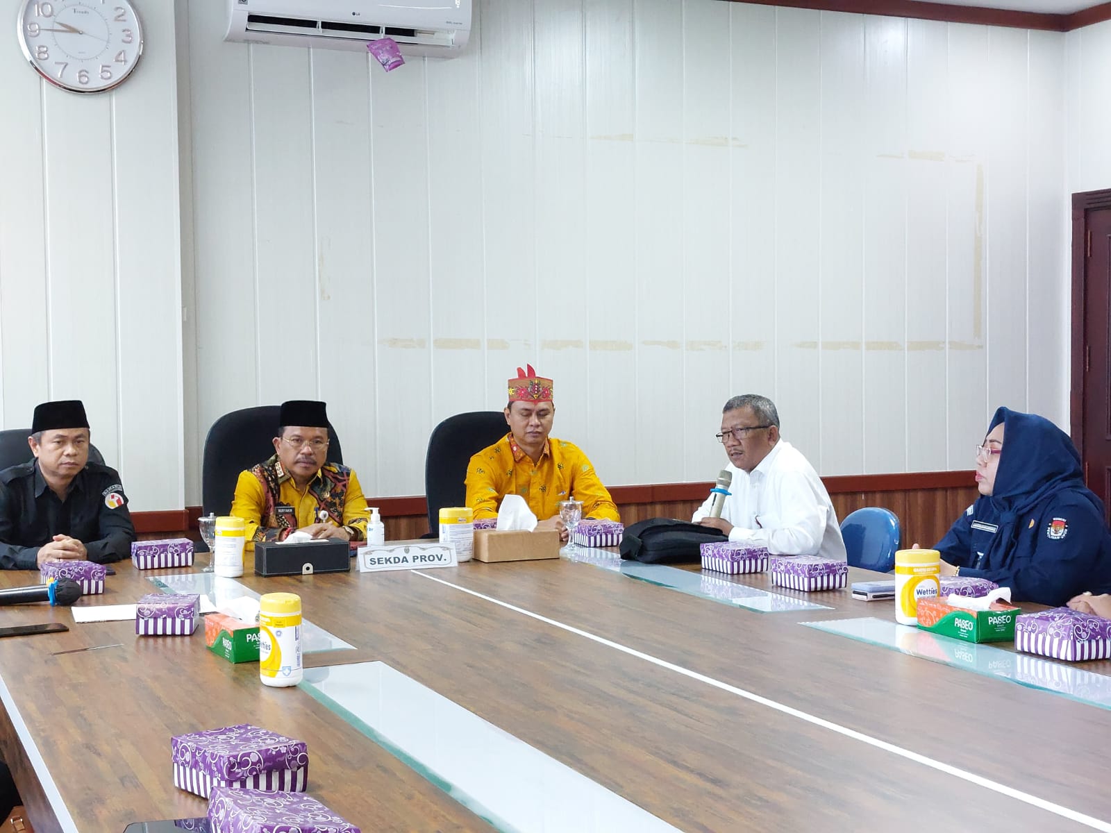 Badan Kesbangpol Fasilitasi Penandatanganan NPHD Antara Pempov Kalteng Bersama KPU dan Bawaslu