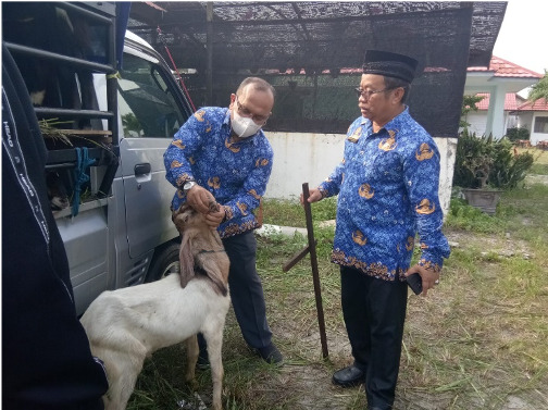 Kadis TPHP Prov. Kalteng Serahkan Bantuan Ternak Kambing Peranakan Etawa untuk Kab. Seruyan