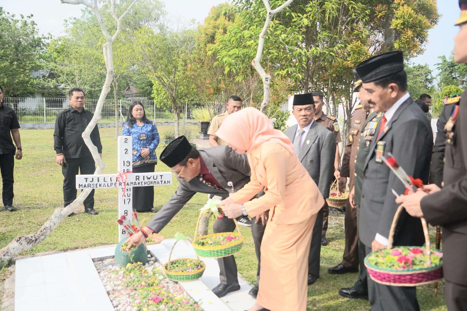 Sekda Kalteng Ikuti Upacara Ziarah dan Tabur Bunga di TMP Sanaman Lampang