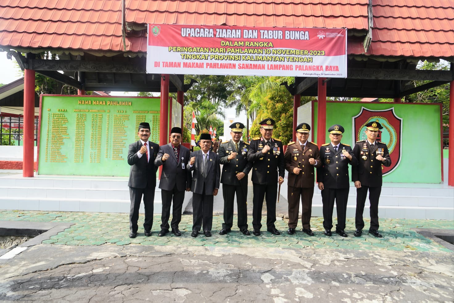 Sekda Kalteng Ikuti Upacara Ziarah dan Tabur Bunga di TMP Sanaman Lampang