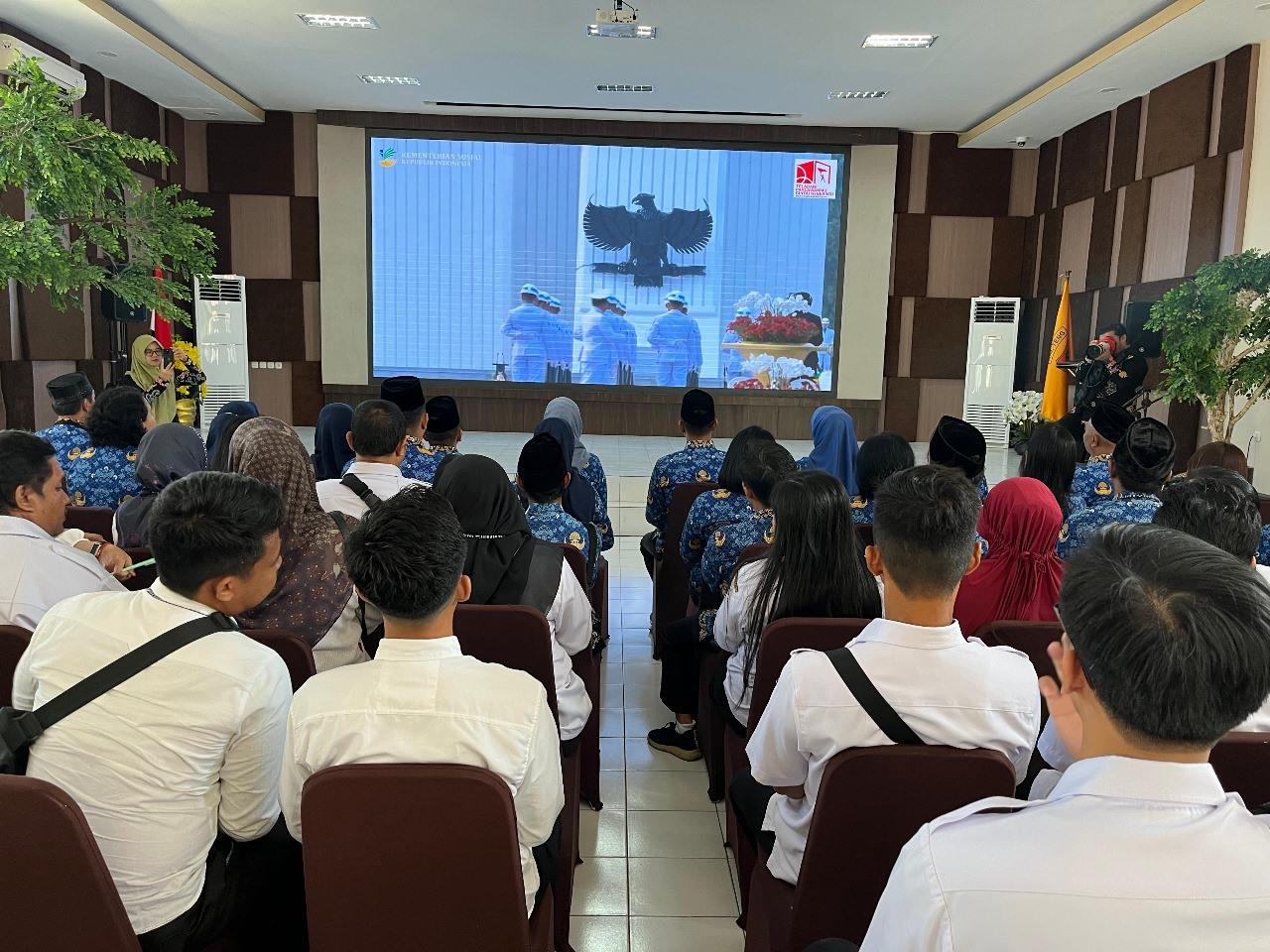 Dalam Rangka Peringatan Hari Pahlawan, Dinas PMD Ikuti Upacara Ziarah Nasional Secara Virtual