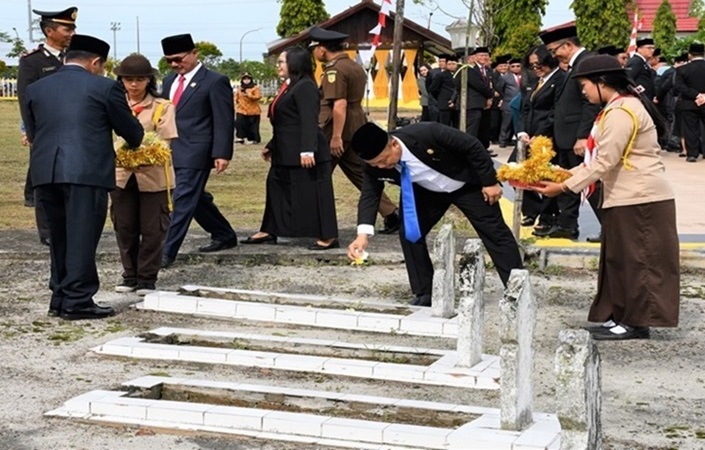 Bupati dan Wakil Bupati Barsel Upacara Ziarah Nasional di TMP Sababilah