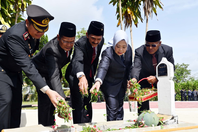 Peringati Hari Pahlawan, Pemkab Kobar Ziarah Makam Pahlawan