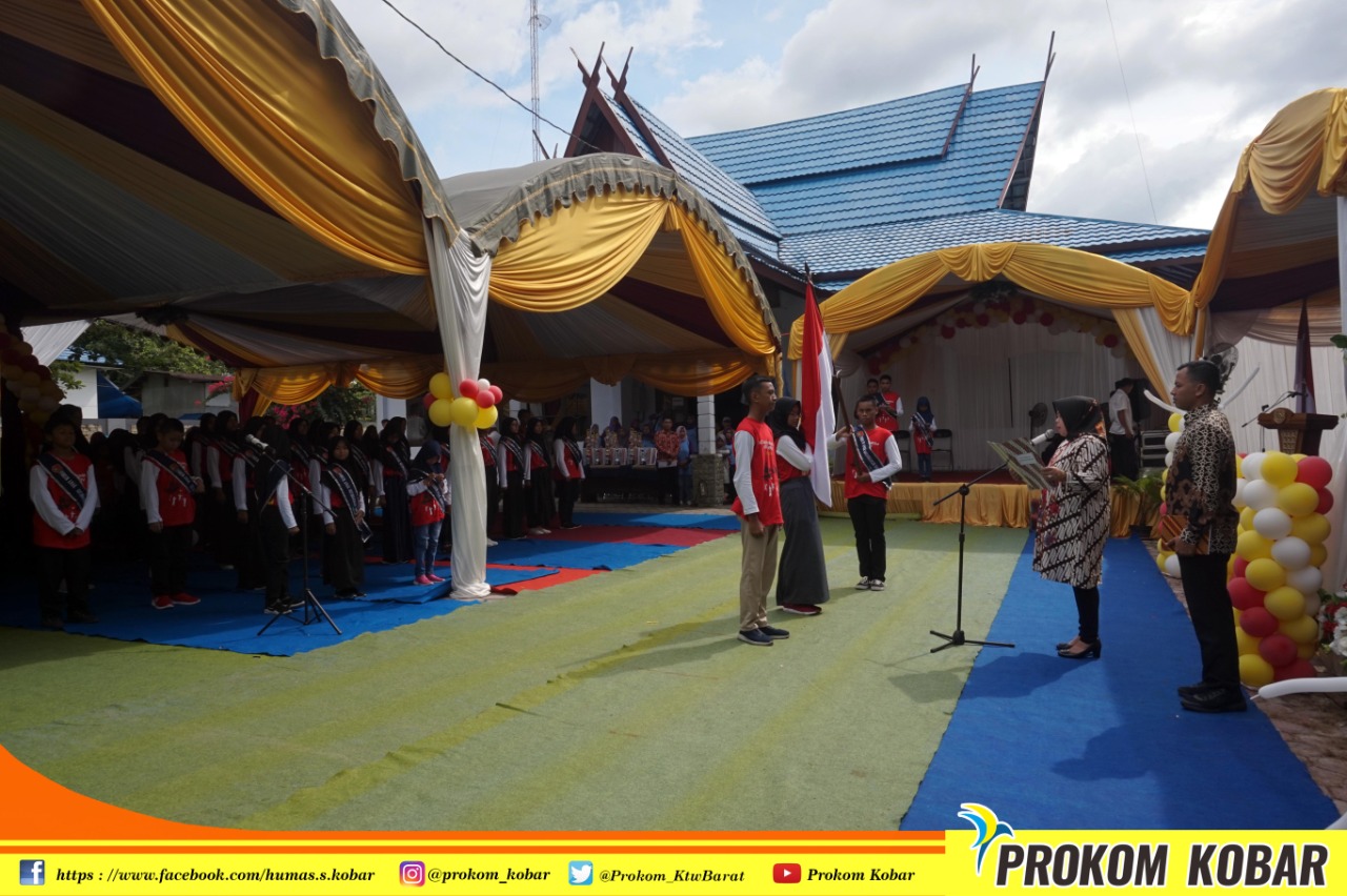 Bupati Kobar Kukuhkan Pengurus Forum Anak Kobar Periode 2019-2021