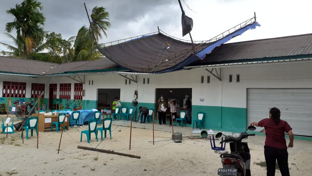 TPS 01 Desa Sepang Kota Rusak Akibat Diterpa Angin Kencang