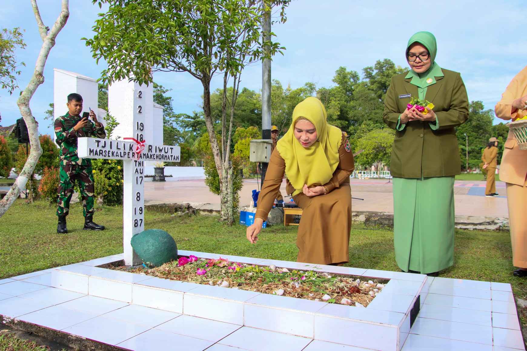 Ikuti Ziarah Peringatan Hari Ibu Ke-96, Kepala Dinas P3APPKB Harapkan Perempuan di Kalteng Lebih Maju