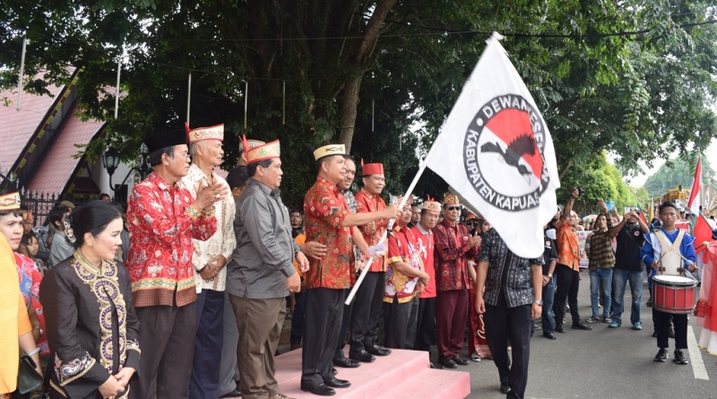 Ribuan Masyarakat Kapuas Ramaikan Pawai Budaya