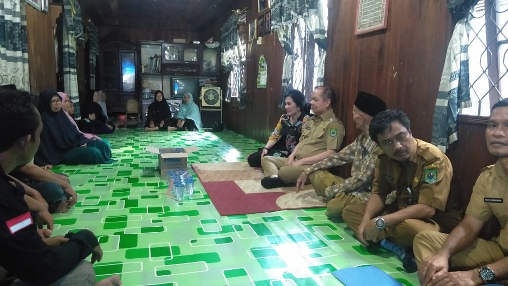 Bupati serta Istri Kunjungi Rumah Duka Laka Air Sabangau