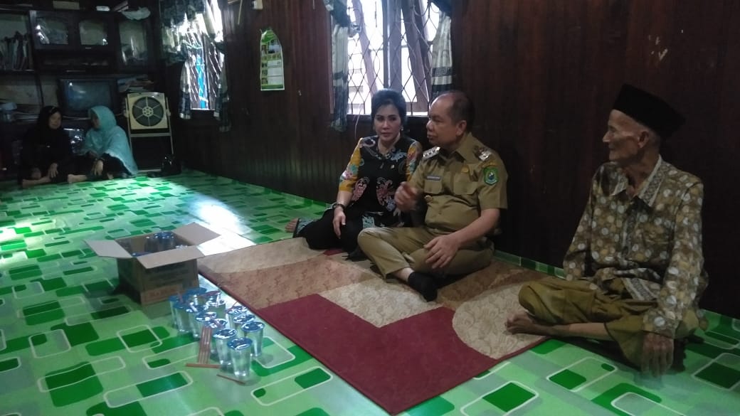 Bupati serta Istri Kunjungi Rumah Duka Laka Air Sabangau