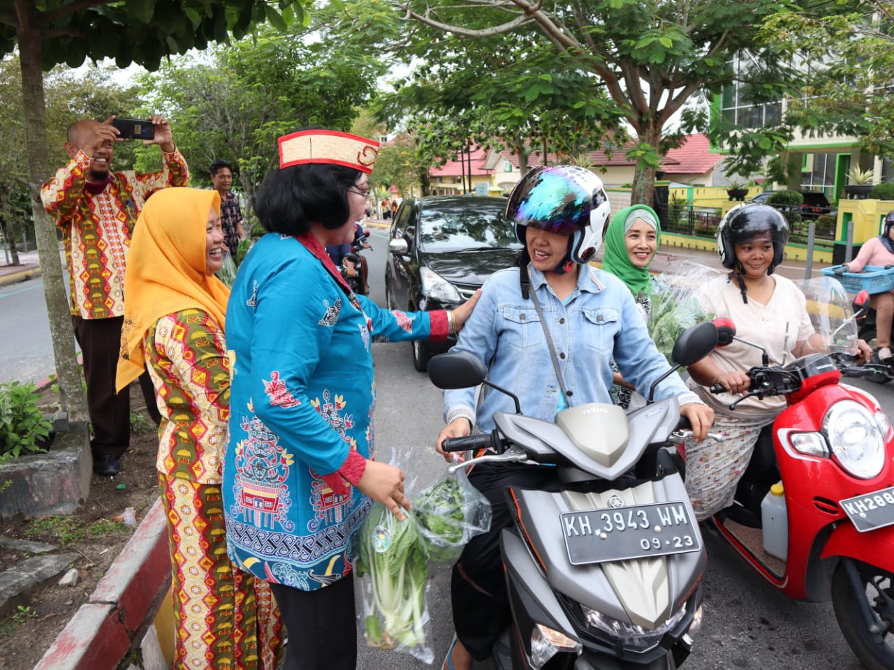 Hasil Panen OPAL, DKP Kobar Bagi-bagi Ke Masyarakat