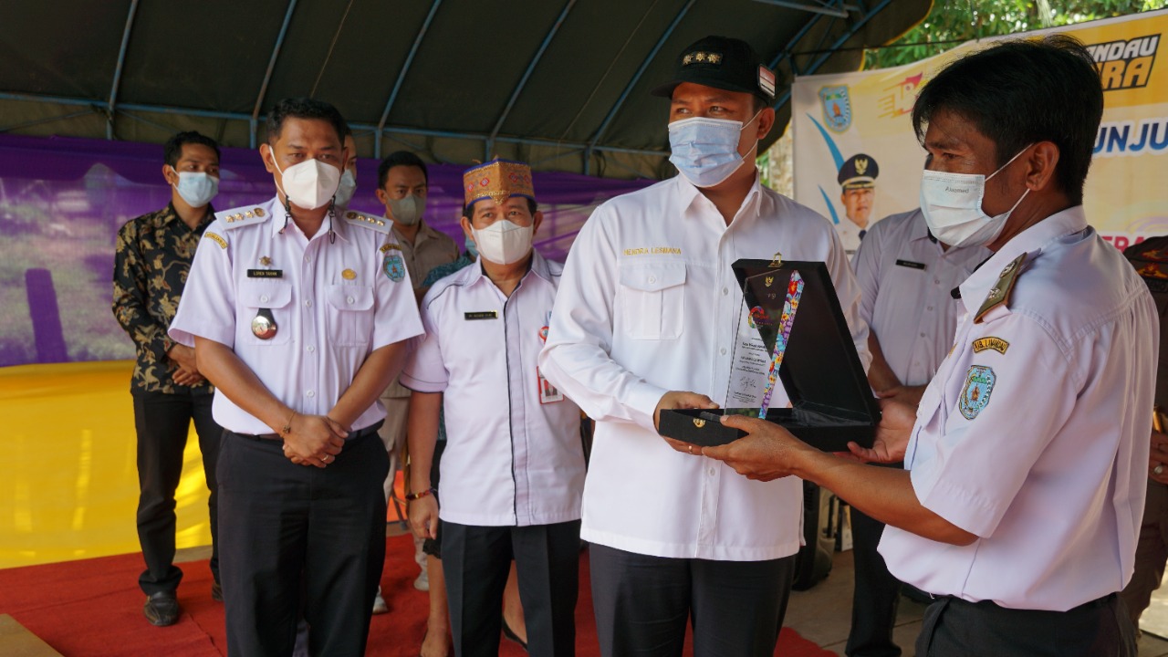 Benakitan dan Riam Tinggi Raih Penghargaan Menparekraf