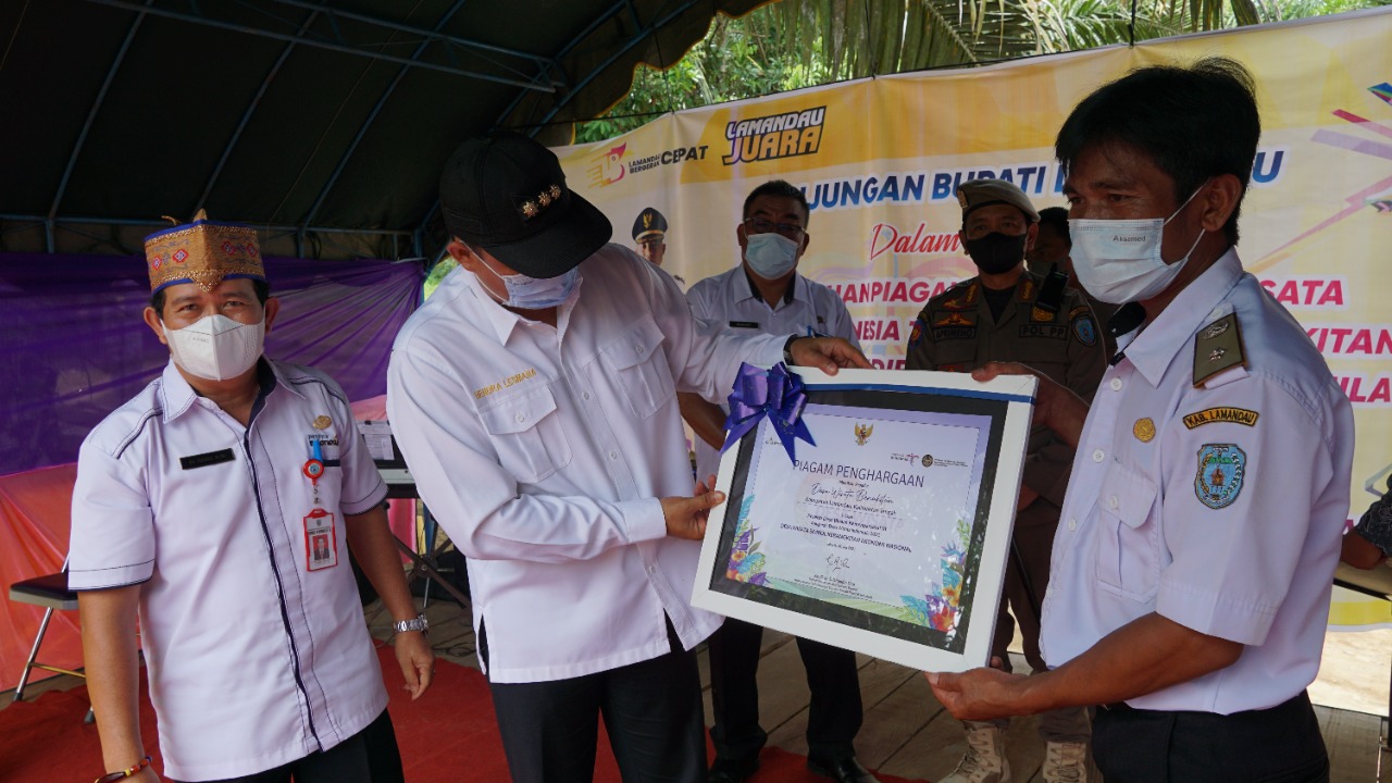 Benakitan dan Riam Tinggi Raih Penghargaan Menparekraf