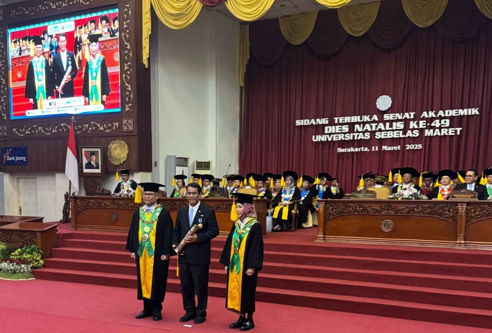 Kadis TPHP Prov. Kalteng Terima Penghargaan UNS Award Atas Kontribusi dalam Pengembangan Sektor Pertanian di Kalimantan Tengah