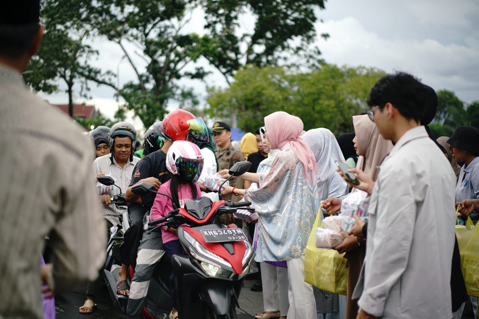 12 HIMA Turut Bantu Pembagian 1.000 Takjil oleh TP-PKK Kalteng Aisyah Thisia Agustiar Sabran