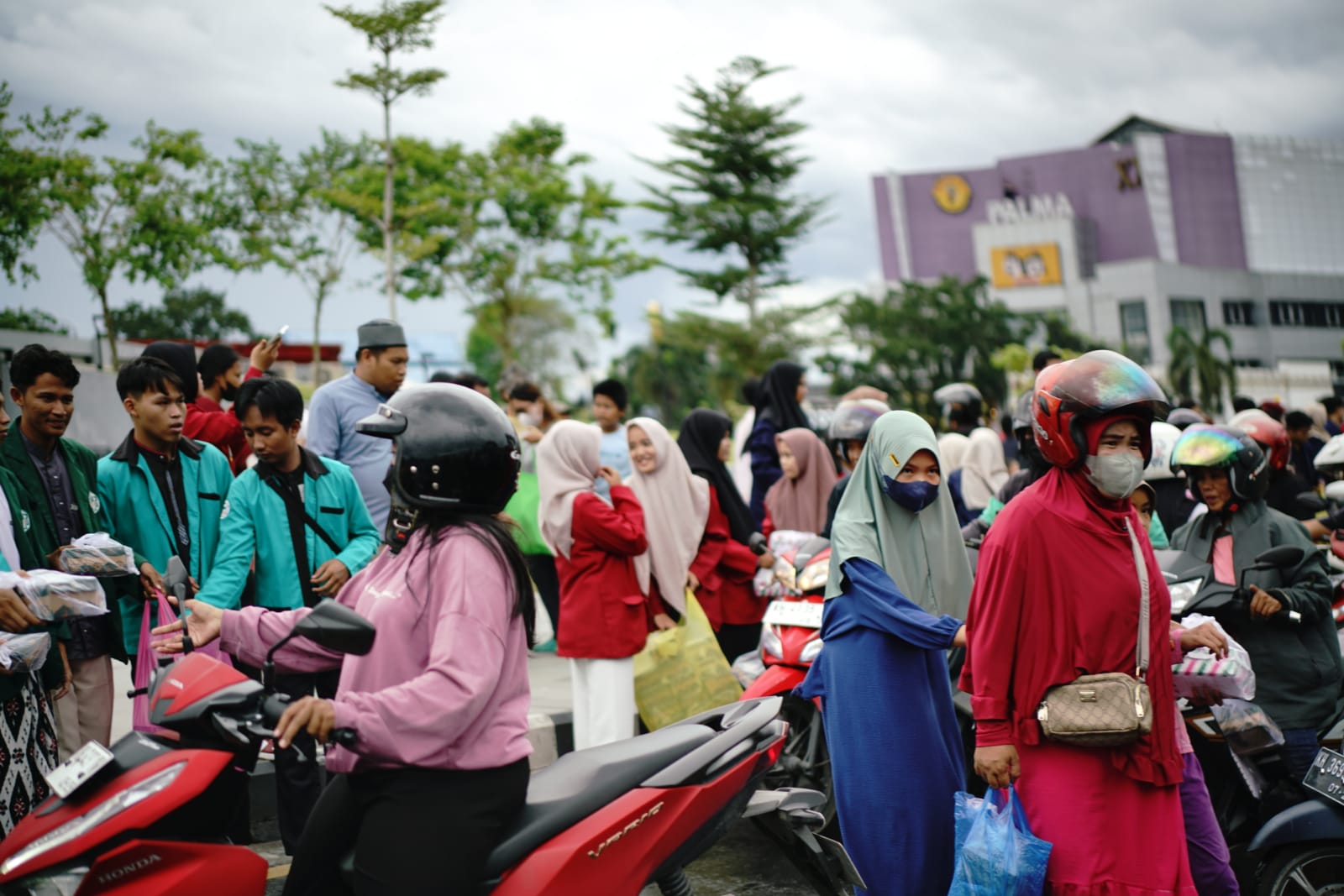 Puluhan Mahasiswa UMPR Ikut Serta Dalam Pembagian Takjil Bersama Ketua TP-PKK Kalteng, Aisyah Thisia Agustiar Sabran