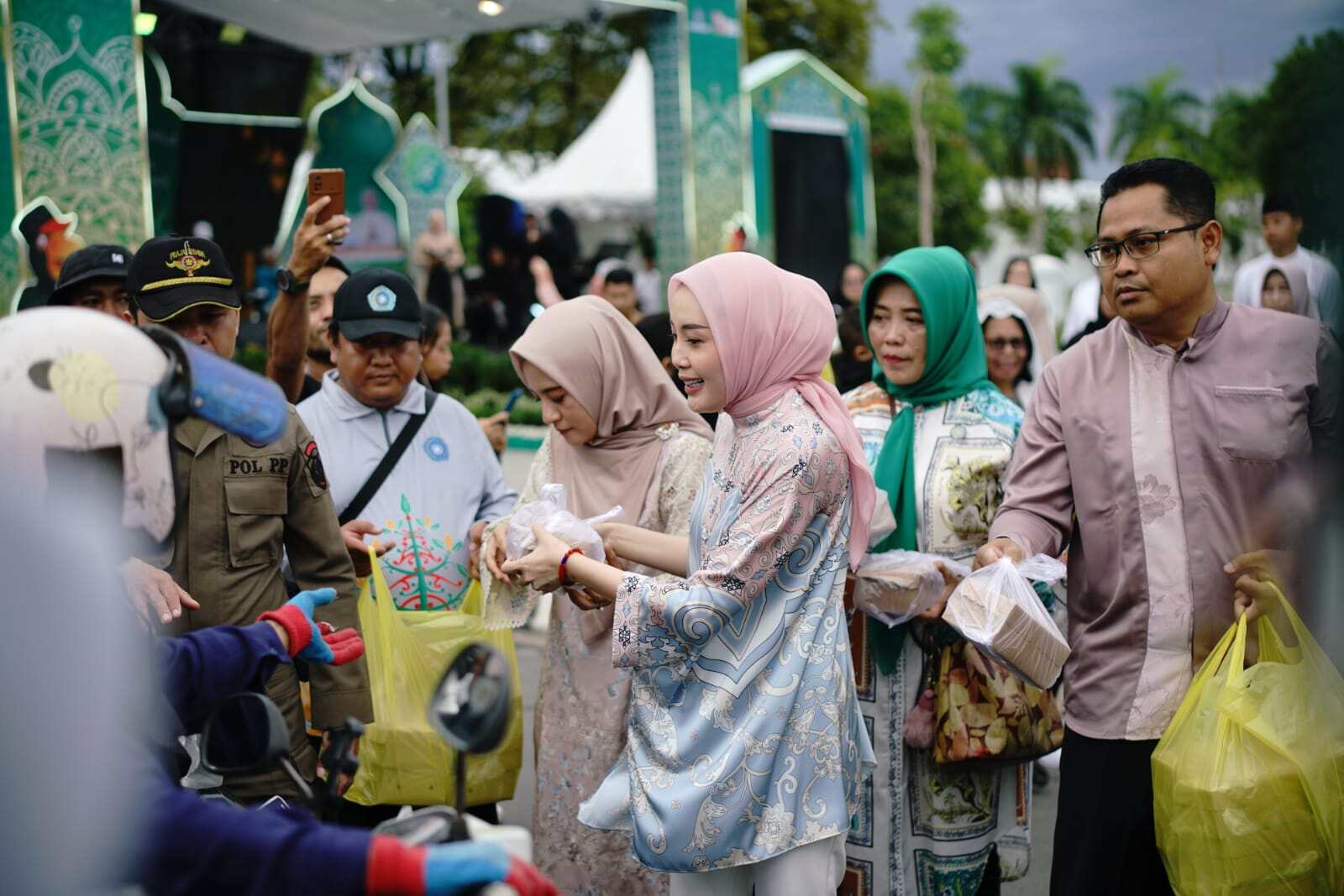 6 OKP Berpartisipasi Dalam Pembagian 1.000 Takjil oleh TP-PKK Kalteng, Aisyah Thisia Agustiar Sabran