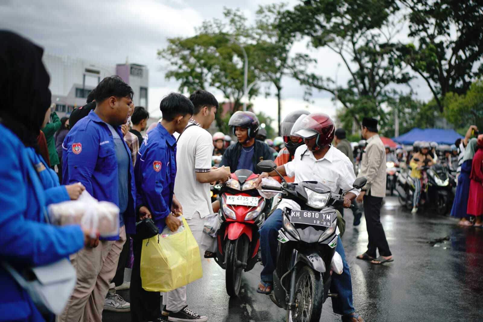 6 OKP Berpartisipasi Dalam Pembagian 1.000 Takjil oleh TP-PKK Kalteng, Aisyah Thisia Agustiar Sabran