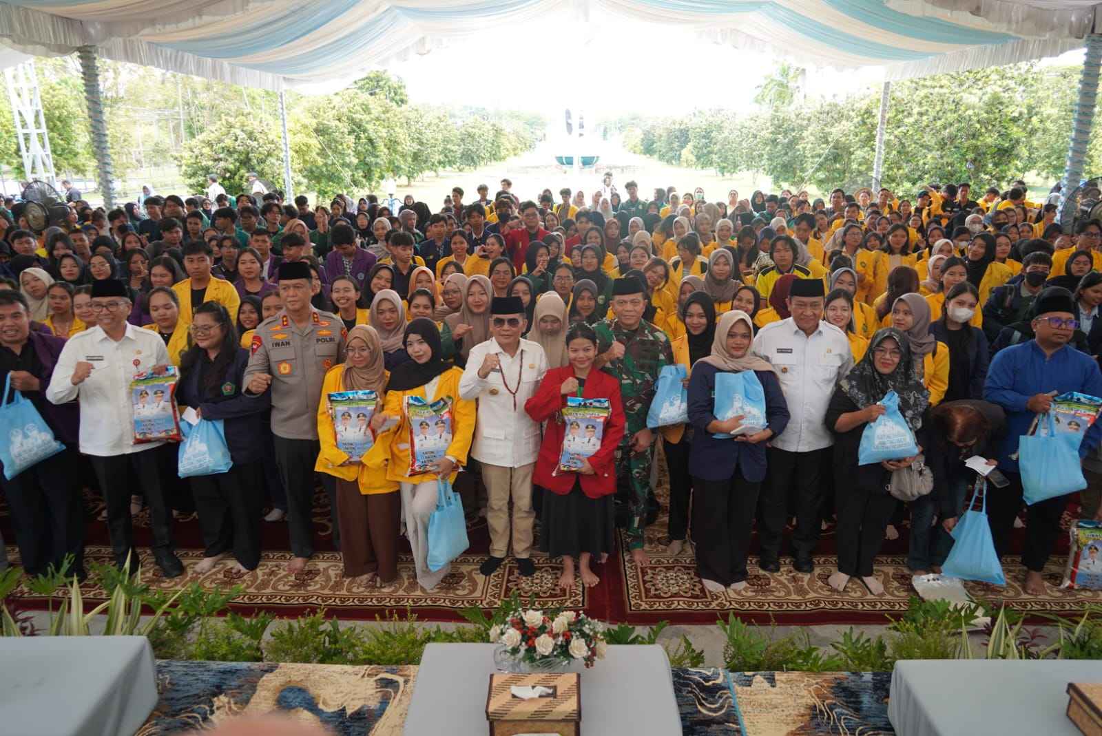 Pasar Murah Ramadan, Gubernur Agustiar Sabran Gratiskan 3.000 Paket Sembako Untuk Mahasiswa