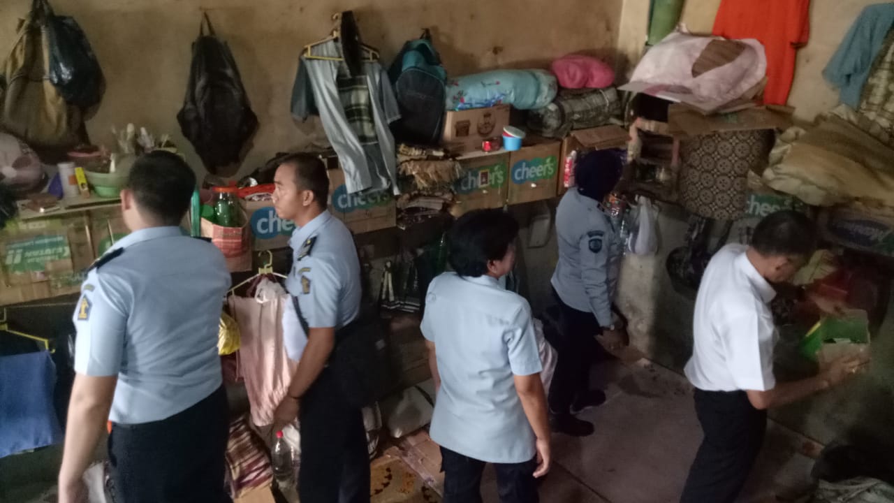 Kadiv Pemasyarakatan Pimpin Tim Satgas Kamtib Kanwil Kemenkumham Kalteng laksanakan Razia Insidentil dan Pengawasan Dapur di Lapas Kelas II B Sampit