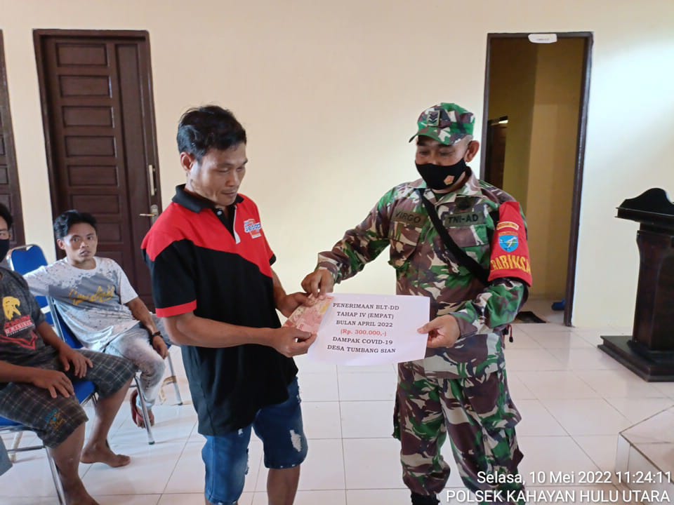 Babinsa Koramil Kahut Hadiri Penyaluran BLT DD Desa Tumbang Sian