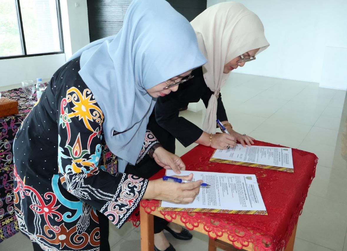 Kepemimpinan Dispursip Prov. Kalteng Bertransisi, Nunu Andriani Serah Terima Jabatan dengan Adiah Chandra Sari