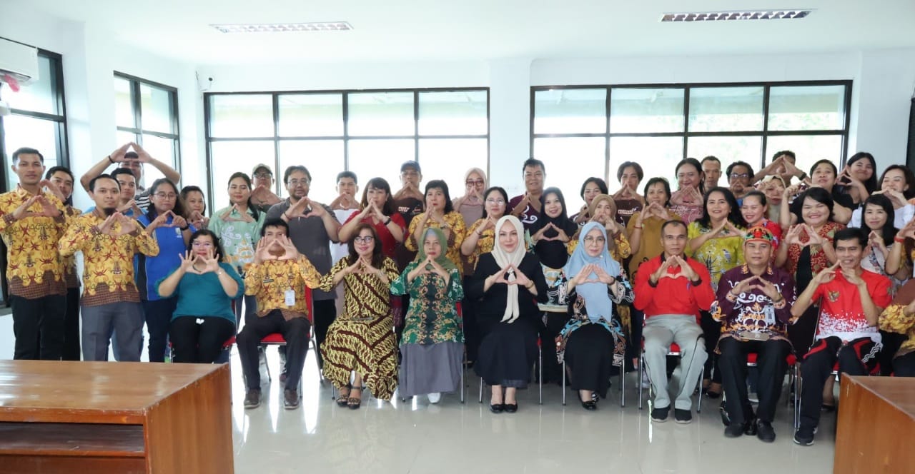 Kepemimpinan Dispursip Prov. Kalteng Bertransisi, Nunu Andriani Serah Terima Jabatan dengan Adiah Chandra Sari