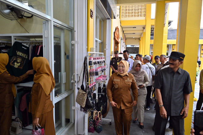 Bupati Hj. Nurhidayah Resmikan Pasar Seni Kiai Gede, Dorong Ekonomi Kreatif Daerah