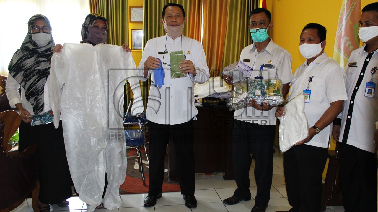 Disdukcapil Kobar Terima Bantuan Hazmat dan Masker