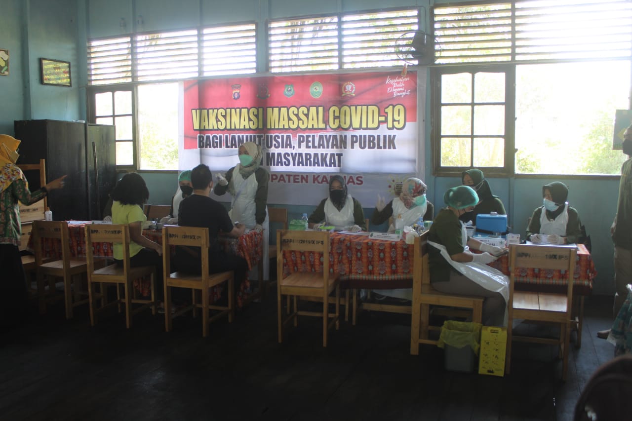 Wakil Gubernur Kalteng Meninjau Pelaksanaan Vaksinasi Massal di SMAN 2 Kapuas