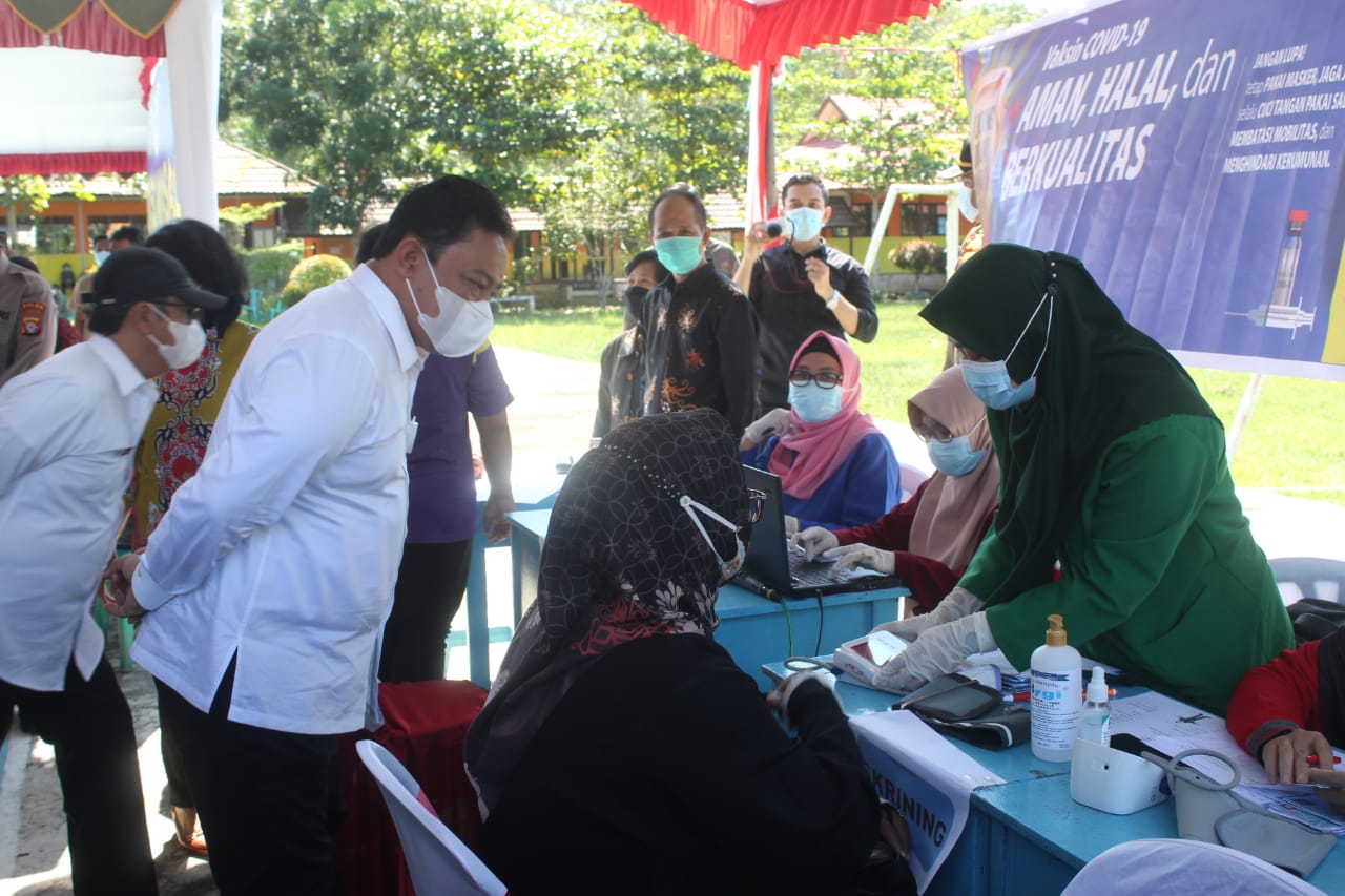 Wakil Gubernur Kalteng Meninjau Pelaksanaan Vaksinasi Massal di SMAN 1 Kahayan Hilir, Pulang Pisau