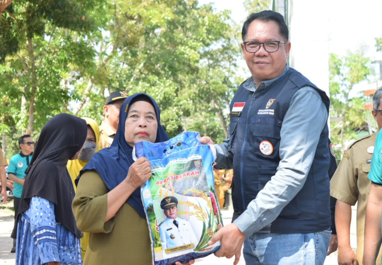 Mewakili Gubernur, Kadislutkan Kalteng Salurkan 30 Ton Beras Murah di Dua Titik Lokasi di Kabupaten Sukamara