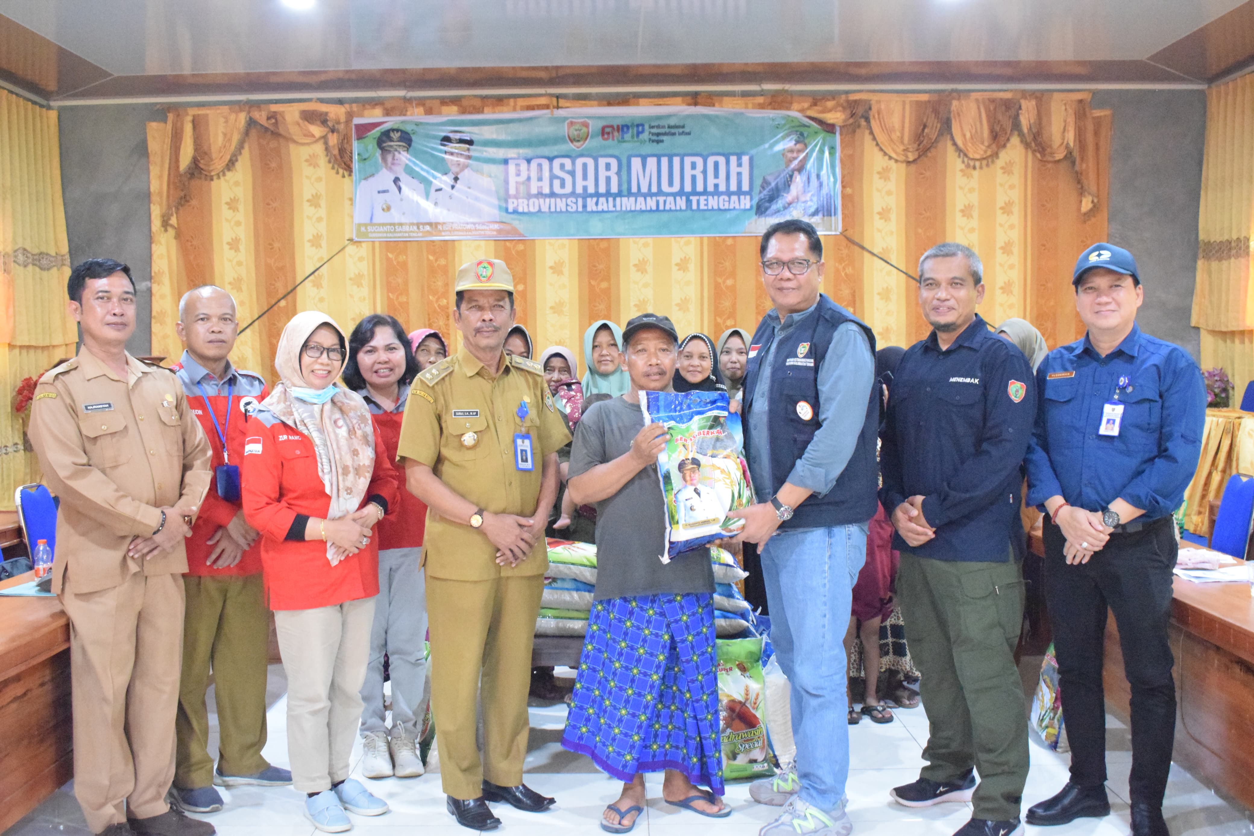 Mewakili Gubernur, Kadislutkan Kalteng Salurkan 30 Ton Beras Murah di Dua Titik Lokasi di Kabupaten Sukamara