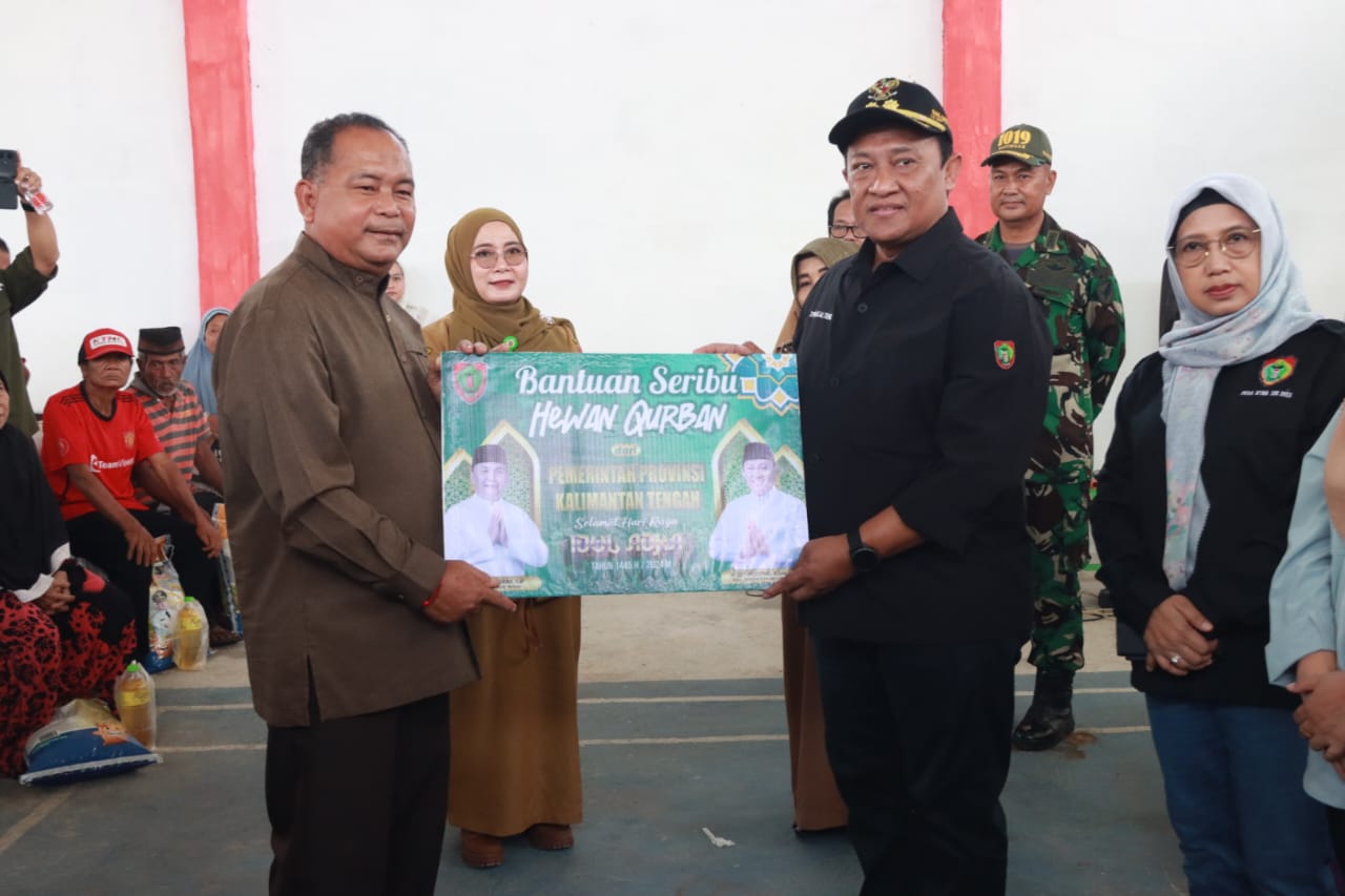 Jelang Hari Raya Iduladha 1445 H, Wagub Kalteng H. Edy Pratowo Salurkan Bantuan di Desa Hampalit Kabupaten Katingan