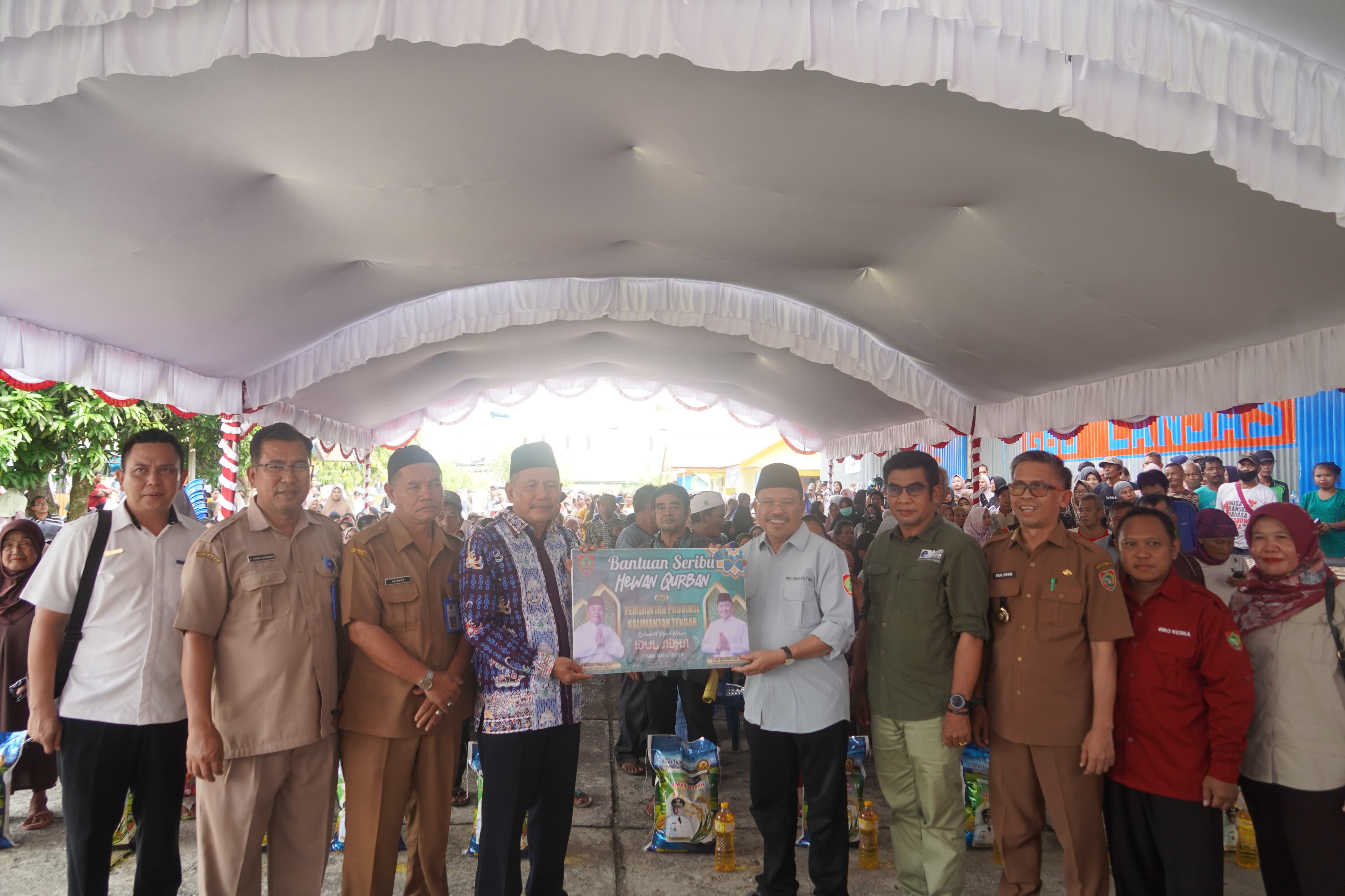Kalteng Berbagi, Sekda Nuryakin Serahkan Sapi Limousin, dan Gratiskan 1.400 Paket Pasar Murah di Muara Teweh