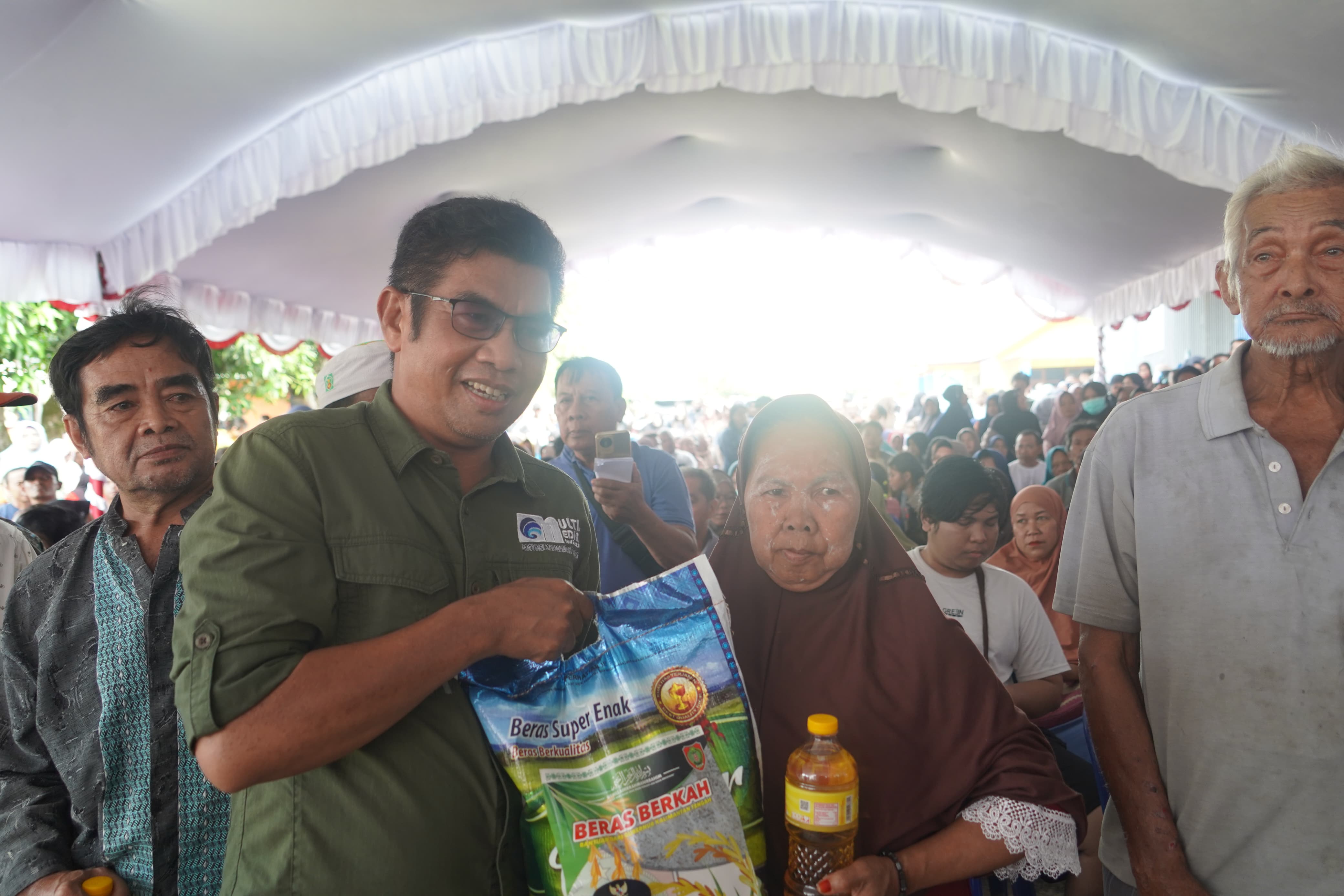 Kalteng Berbagi, Sekda Nuryakin Serahkan Sapi Limousin, dan Gratiskan 1.400 Paket Pasar Murah di Muara Teweh