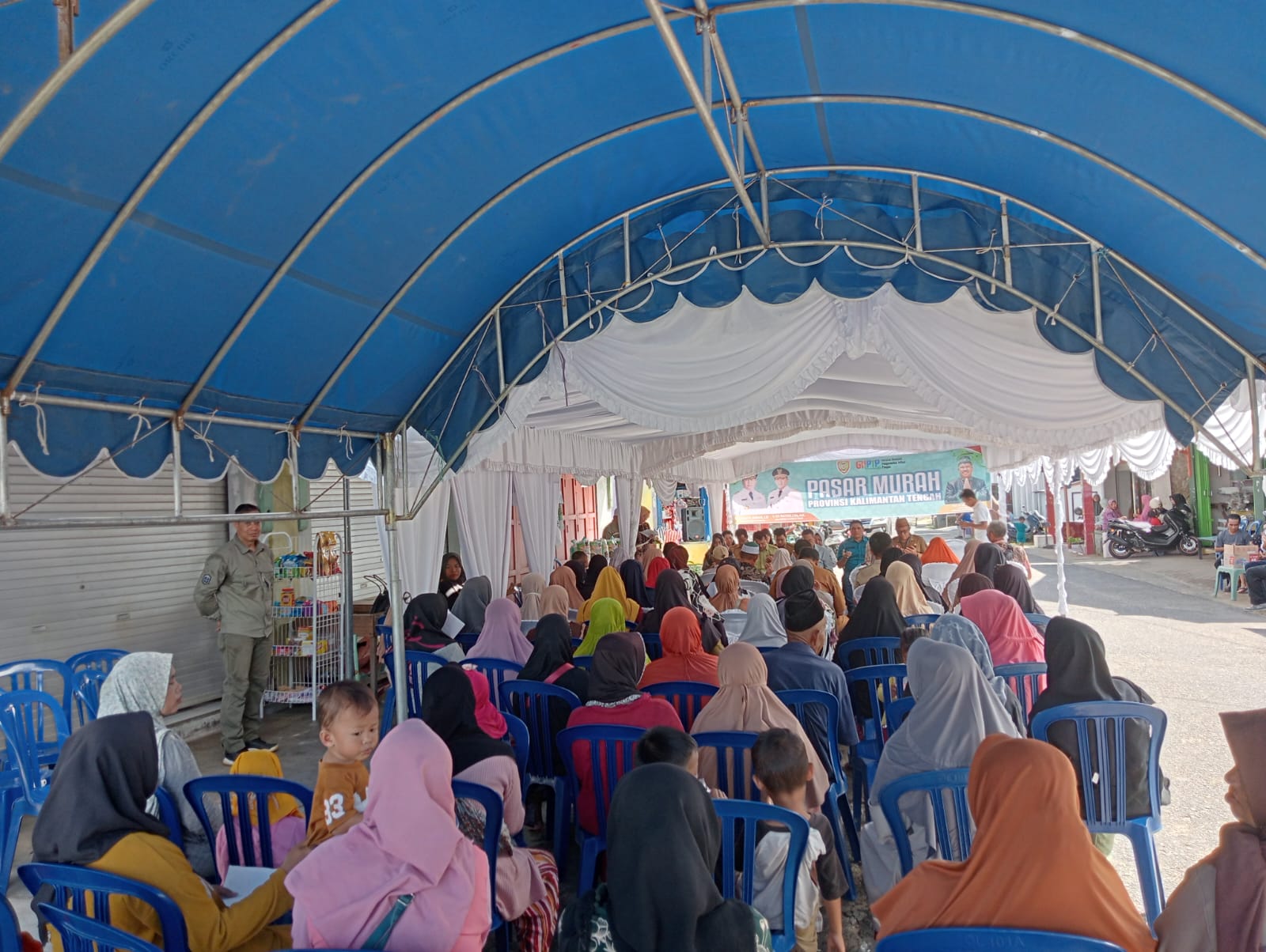 Mewakili Gubernur, Sahli Yuas Elko Salurkan 5500 Paket Sembako Murah di Kelurahan Kuala Pembuang I, Kabupaten Seruyan