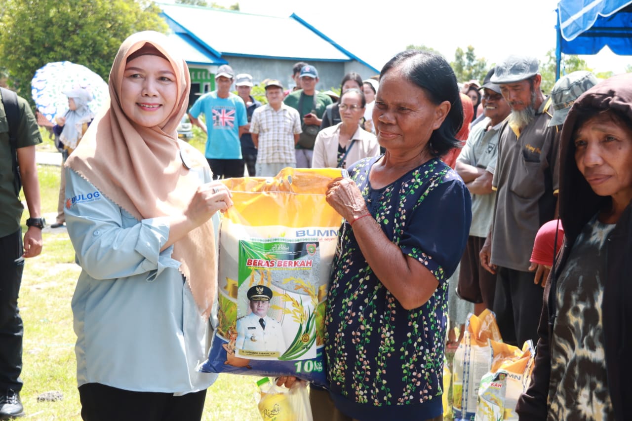 Wakili Gubernur Kalteng, Asisten Ekbang Salurkan Bantuan 800 Paket Sembako Murah di Kecamatan Tasik Payawan